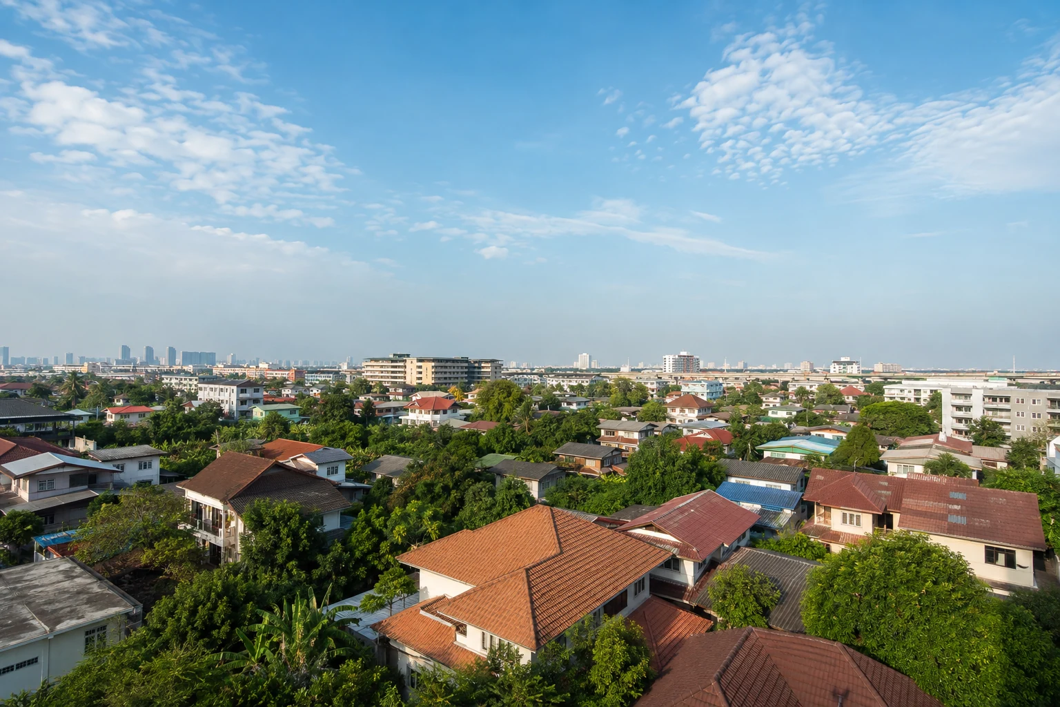 Wohnbezirk Don Mueang mit thailändischen Häusern, Wohngebäuden und tropischen Bäumen