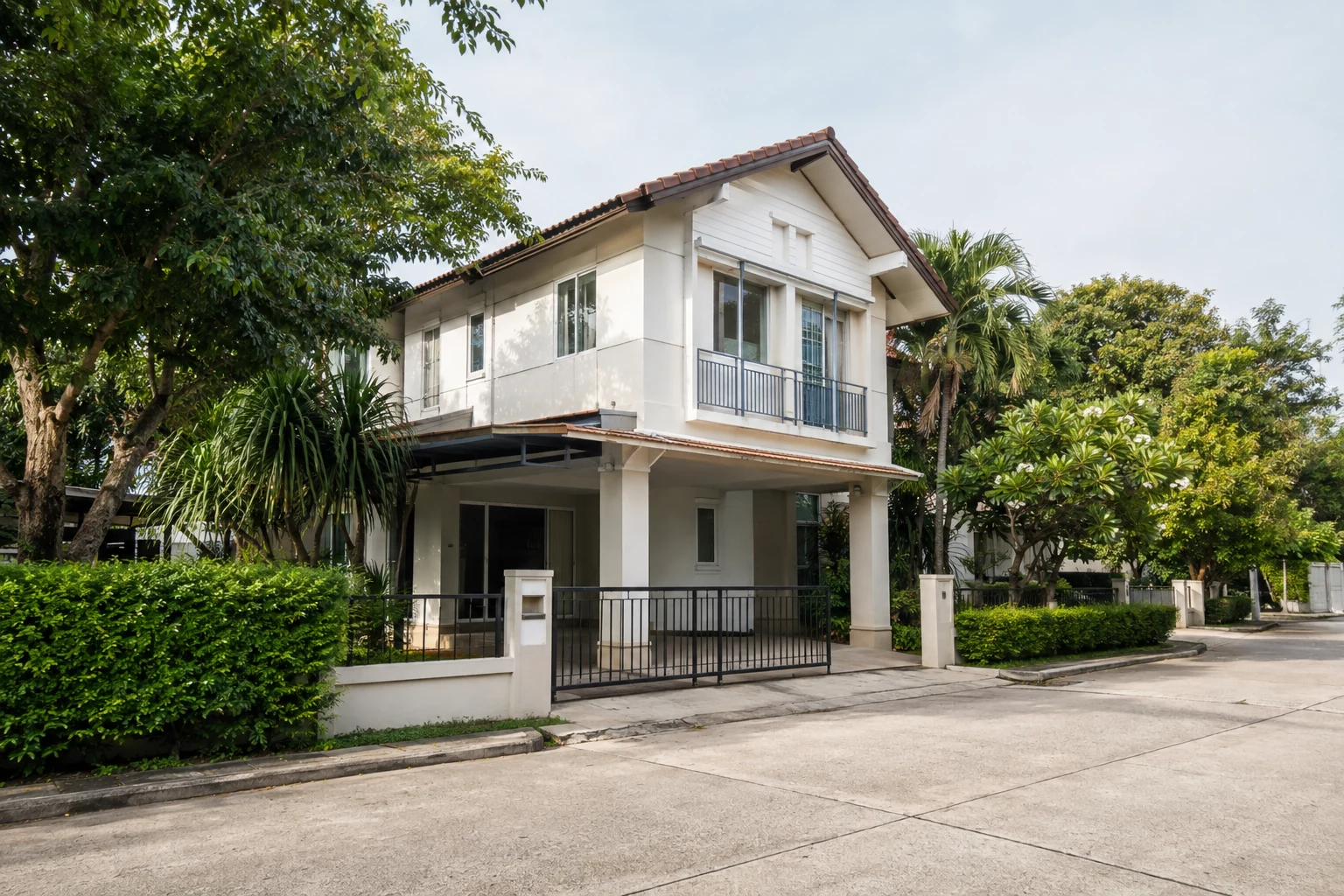 Helles thailändisches Wohnhaus in einer begrünten Seitenstraße von Don Mueang